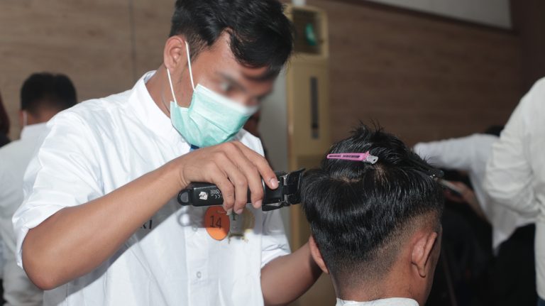 Lapas Kelas IIA Kediri: Bekali Keterampilan dan Sertifikasi, Lapas Kediri Gelar Uji Kompetensi Barbershop bagi Puluhan Warga Binaan